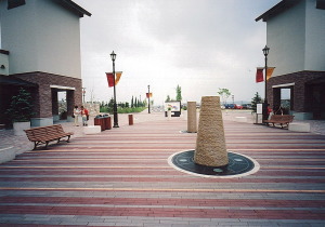 せっ器質レンガ（350×50×60）と錆御影円柱・円錐噴水